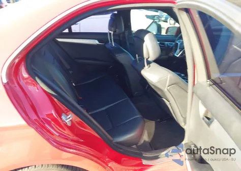 2013 Mercedes-Benz C 250 Sport z USA, uszkodzony, nr VIN WDDGF4HBXDA775826